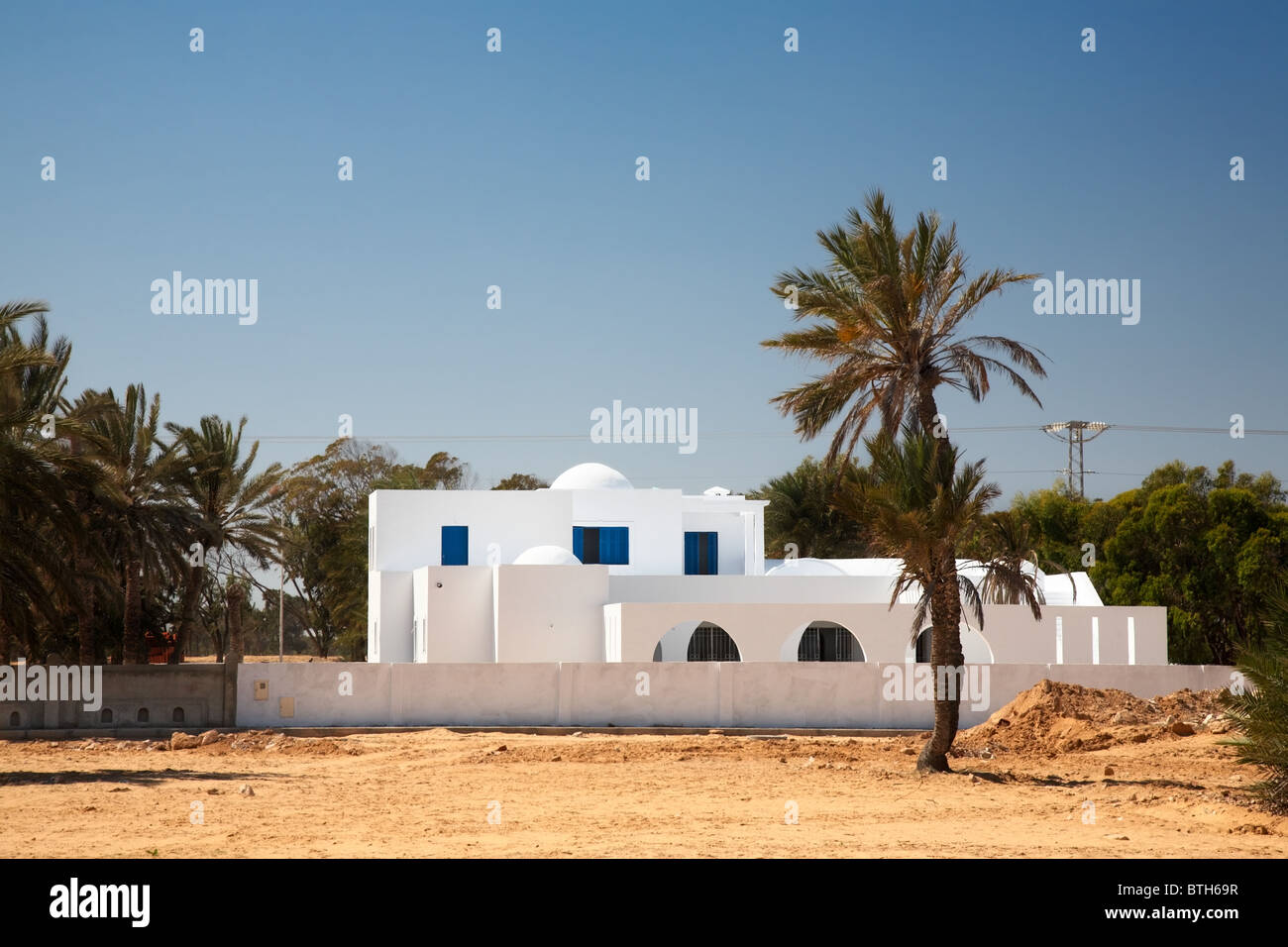 Maison blanche typique de style arabe sur Djerba, Tunisie Banque D'Images