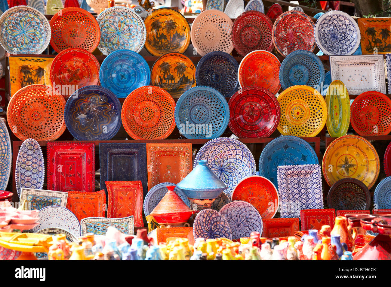 Sur le marché de la faïence, Djerba, Tunisie Banque D'Images