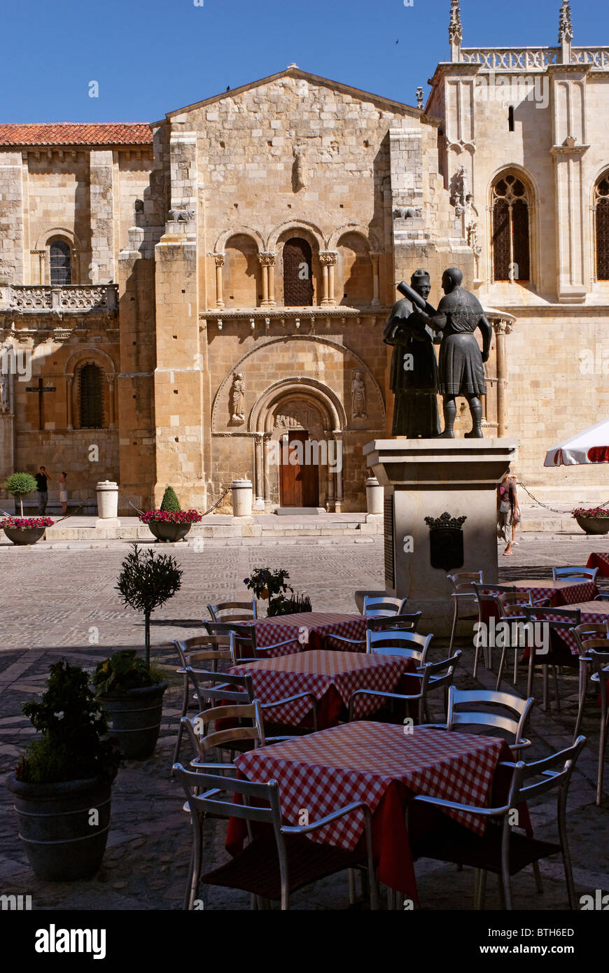 Table de restaurant en face de la porte romane pardon 'Puerta del Perdón' de la Basilique St Isidoro dans la ville de León Banque D'Images