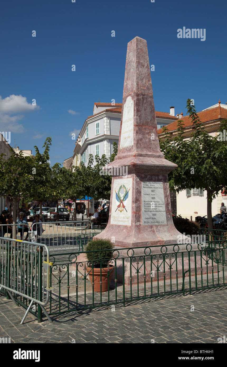 Monument aux morts sur la place des portes à St Florent Corse Photo Stock -  Alamy