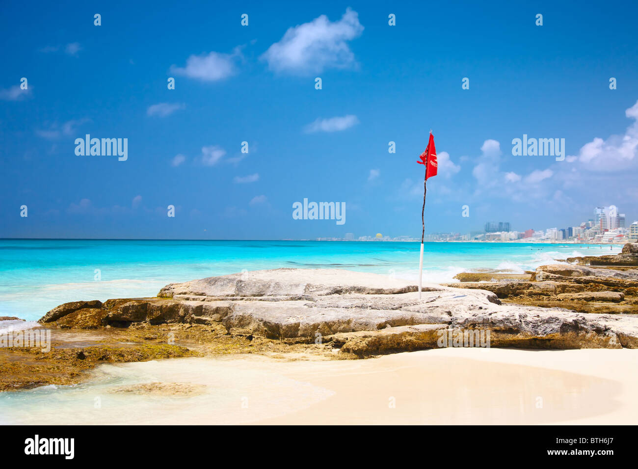 Drapeau rouge sur la plage, Cancun, Mexique Banque D'Images