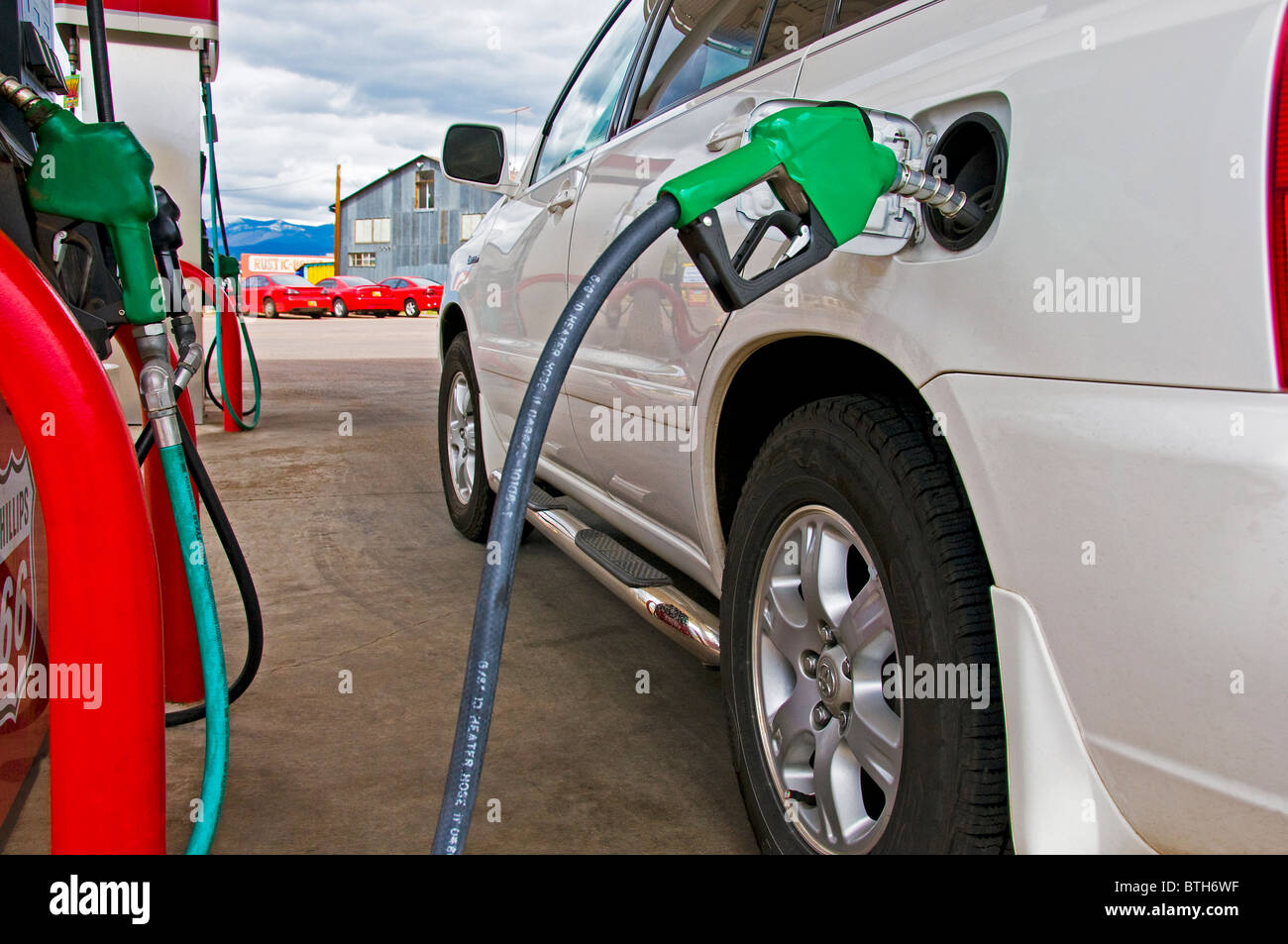 Flexible et buse gaz inséré dans le réservoir d'essence automobile Banque D'Images