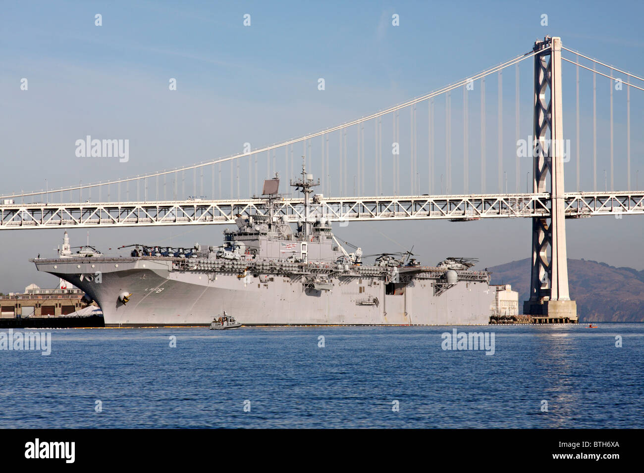 Classe Wasp assualt amphibie USS Makin Island (LHD-8) amarré le long du front de mer de San Francisco. Banque D'Images
