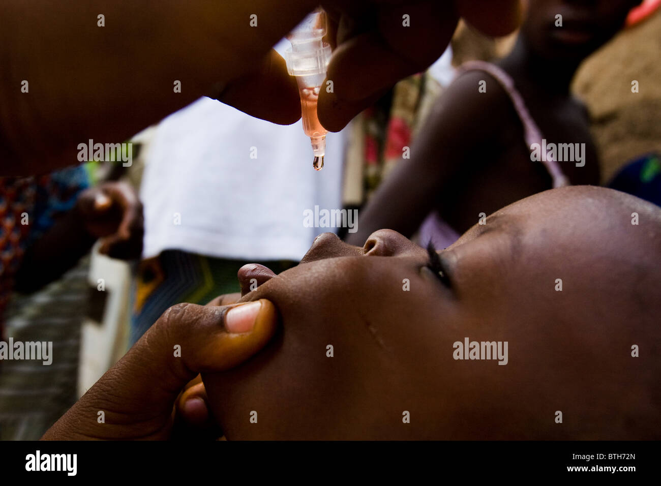 Un agent de santé vaccine un enfant contre la poliomyélite dans le village d'Gidan-Turu le nord du Ghana, le jeudi 26 mars 2009. Banque D'Images