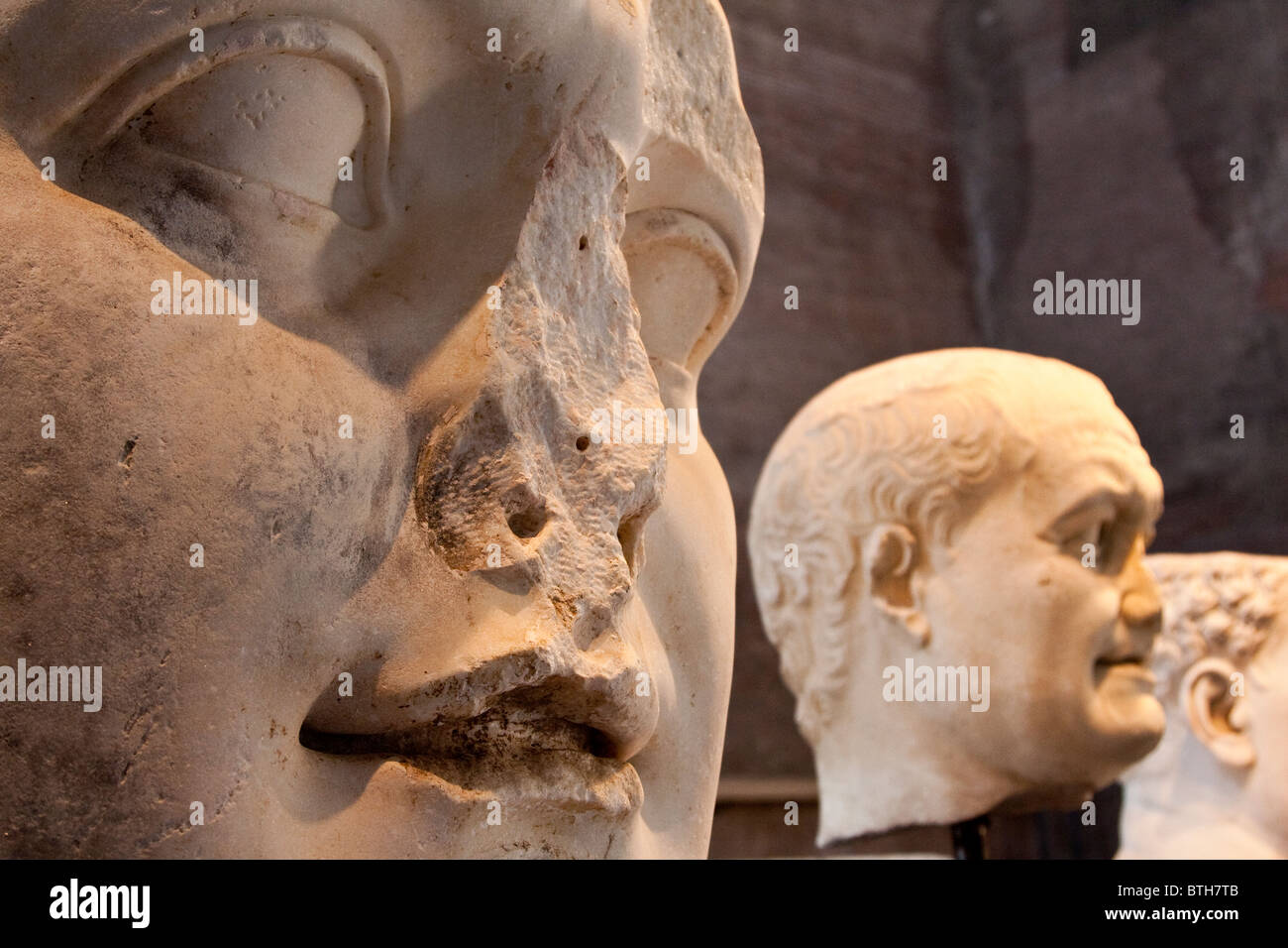 En marbre blanc colossale chefs d'empereurs romains. Rome, Italie Banque D'Images