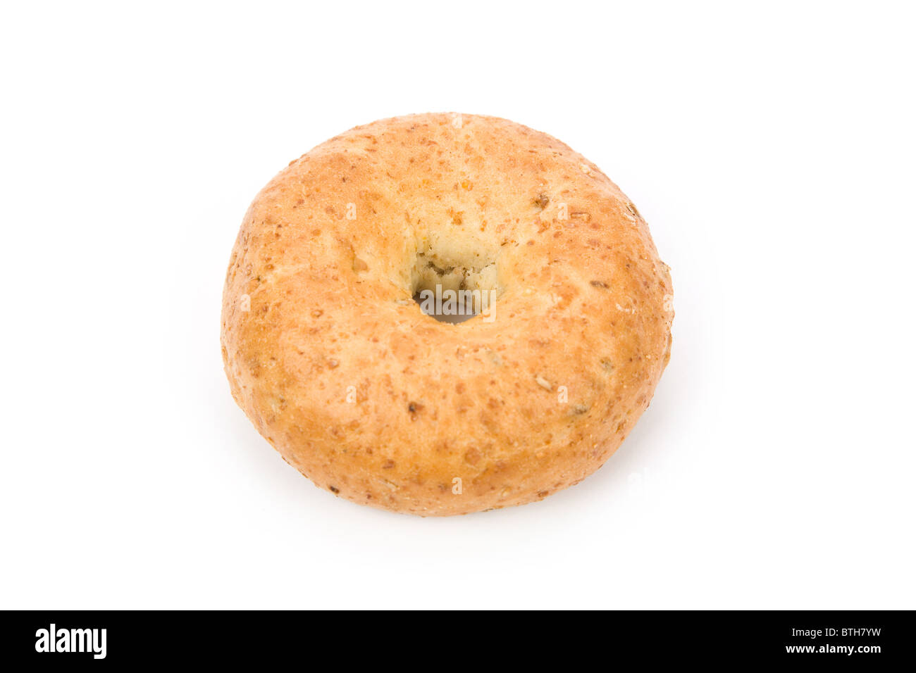 Bagel de blé entier avec fond blanc Banque D'Images