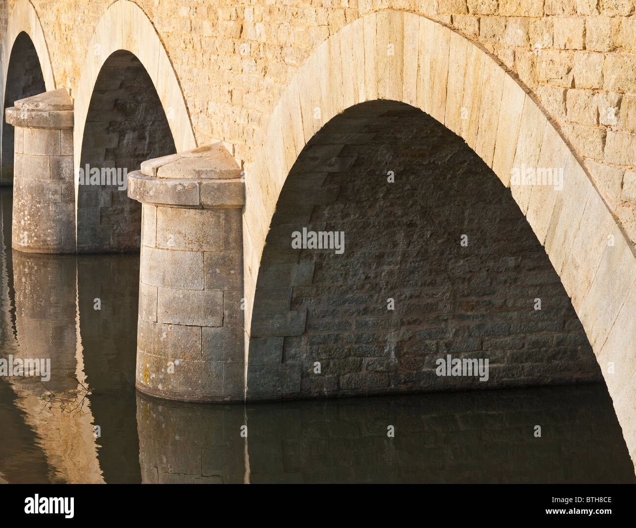 Arches en pierre du pont de la rivière - Preuilly-sur-Claise, Indre-et-Loire, France. Banque D'Images