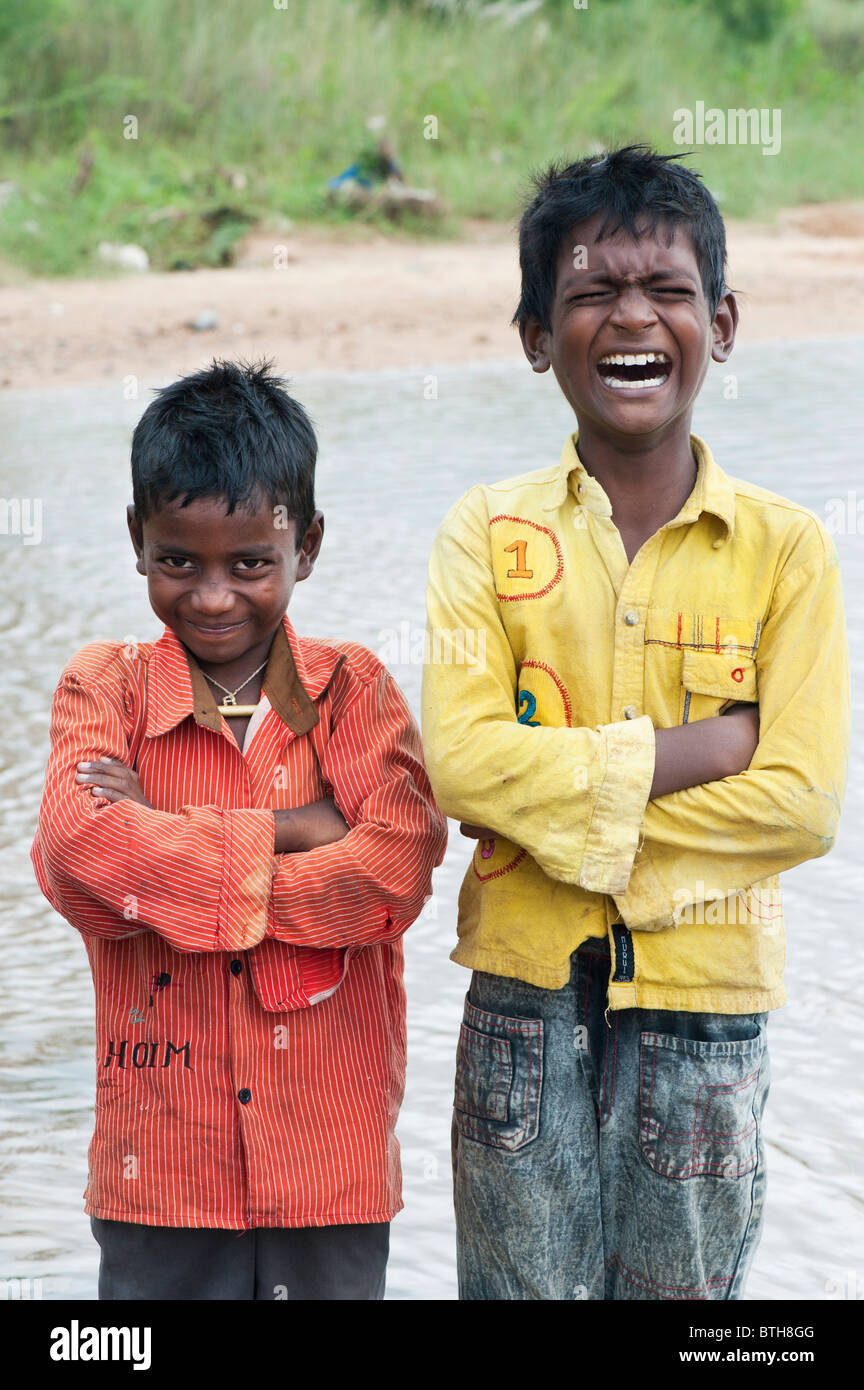 Les jeunes Indiens pauvres garçons tirant une drôle de visages et de rire. L'Inde Banque D'Images