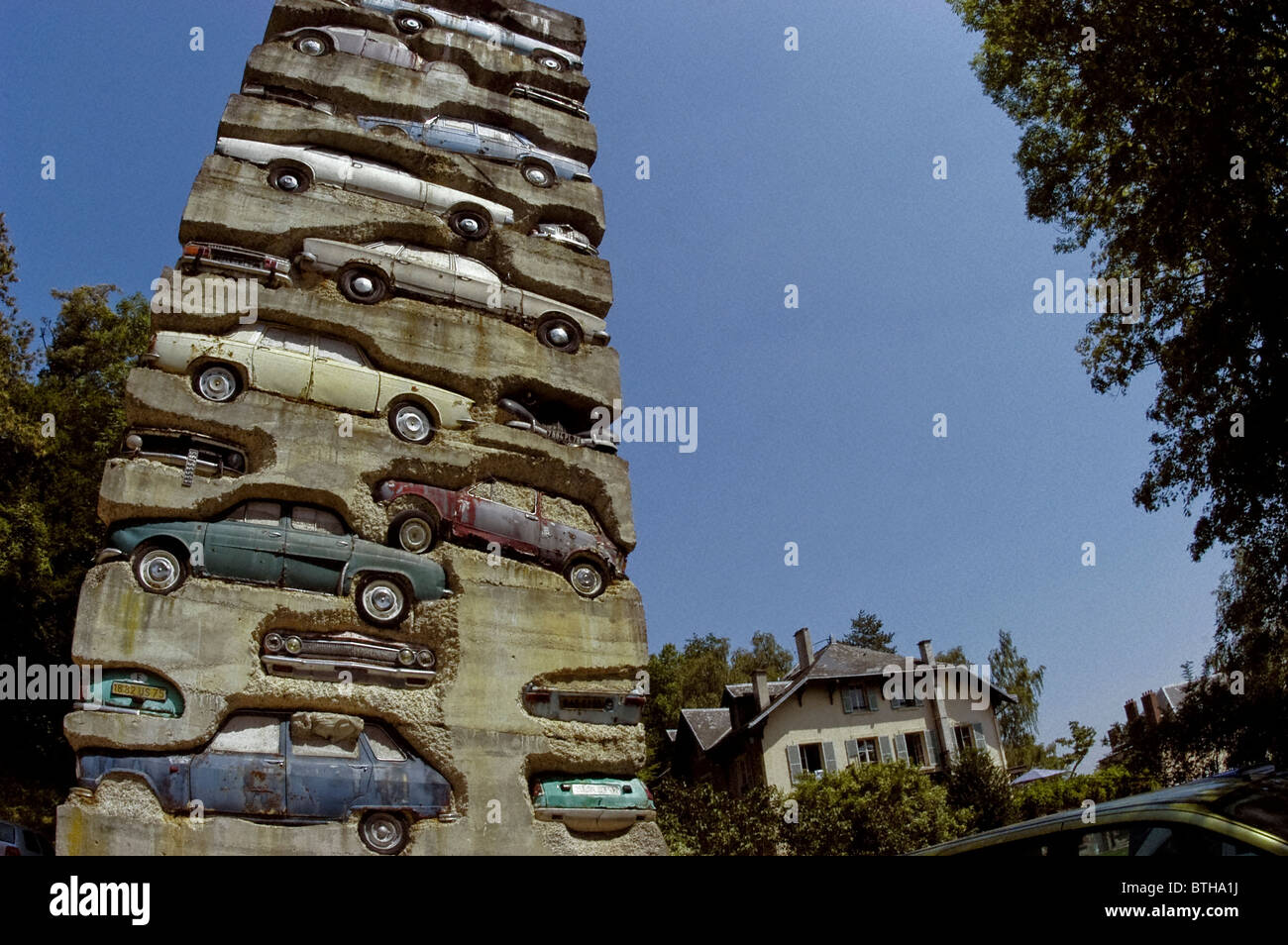 PARIS, France - Sculpture publique « parking à long terme » (artiste CRE-dit : Arman, 1982 ans, et domaine du Montcel), en banlieue ouest, structure en béton armé, aménagement de jardins Banque D'Images