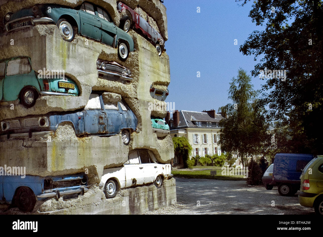 PARIS - Art public, couleur moderne Sculpture « long Term parking » (artiste CRE-dit : Arman, 1982 ans, et domaine du Montcel), structure en béton armé, aménagement de jardins Banque D'Images