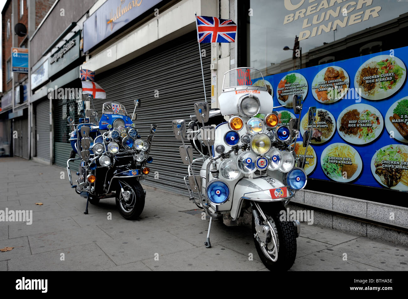 Scooters Mod britannique avec un café extérieur drapeaux dans East London Banque D'Images