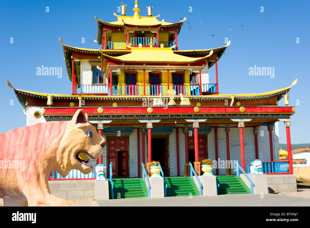 Un tigre de plâtre en face d'un temple bouddhiste Banque D'Images