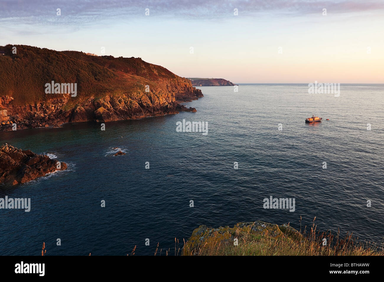 Un bateau de sauvetage de la RNLI amarré sur le chemin côtier du sud-ouest, près de Cadgwith, Le Lézard, Cornwall. Banque D'Images
