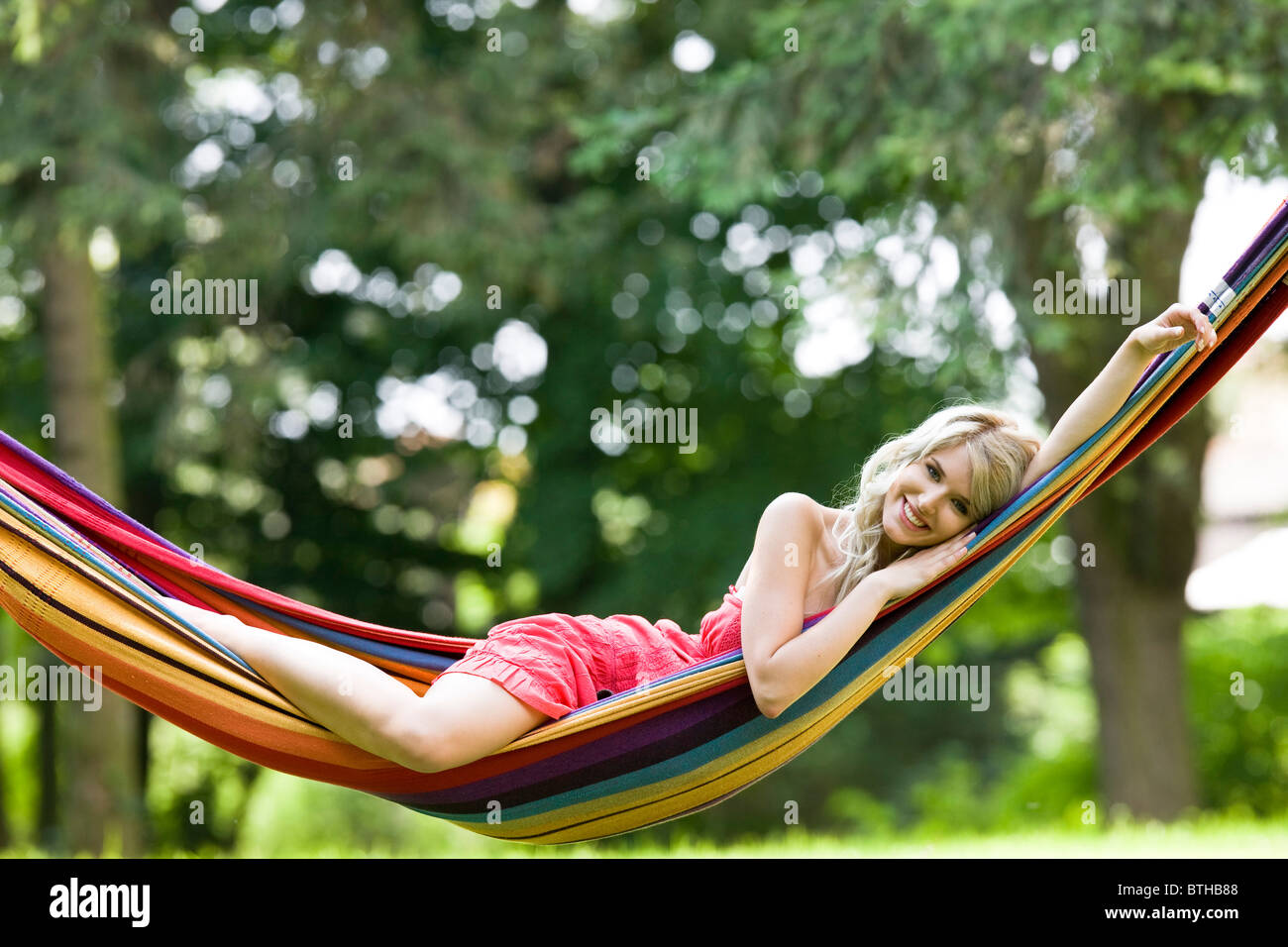 Young woman relaxing on hammock Banque D'Images