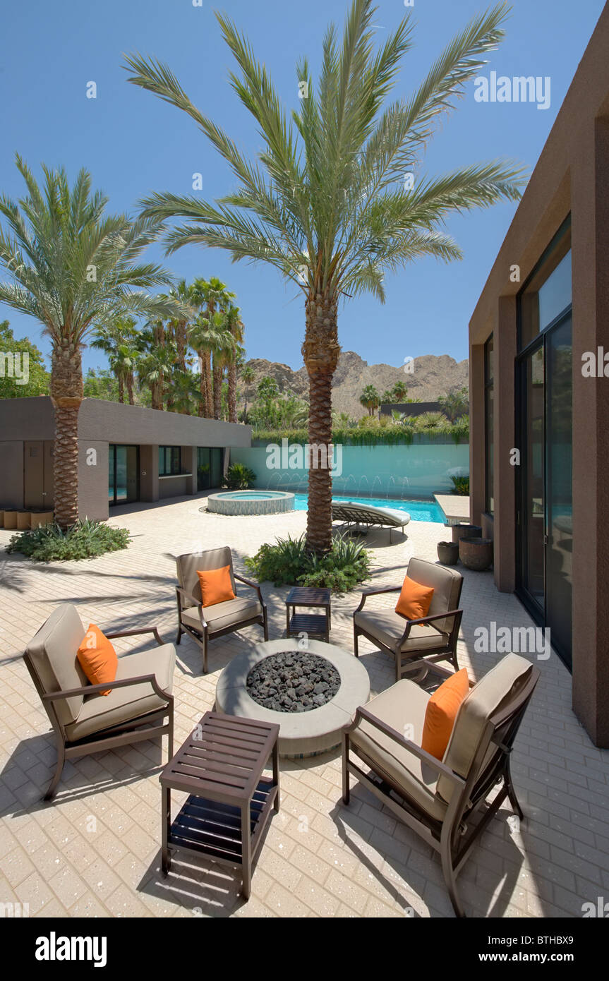 Coin avec un foyer sur la terrasse de la maison Californienne Banque D'Images