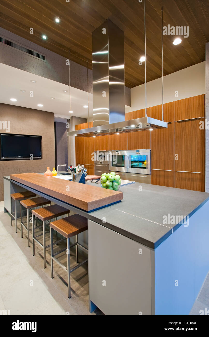 Cuisine spotlit lambrissés en Californie accueil Banque D'Images