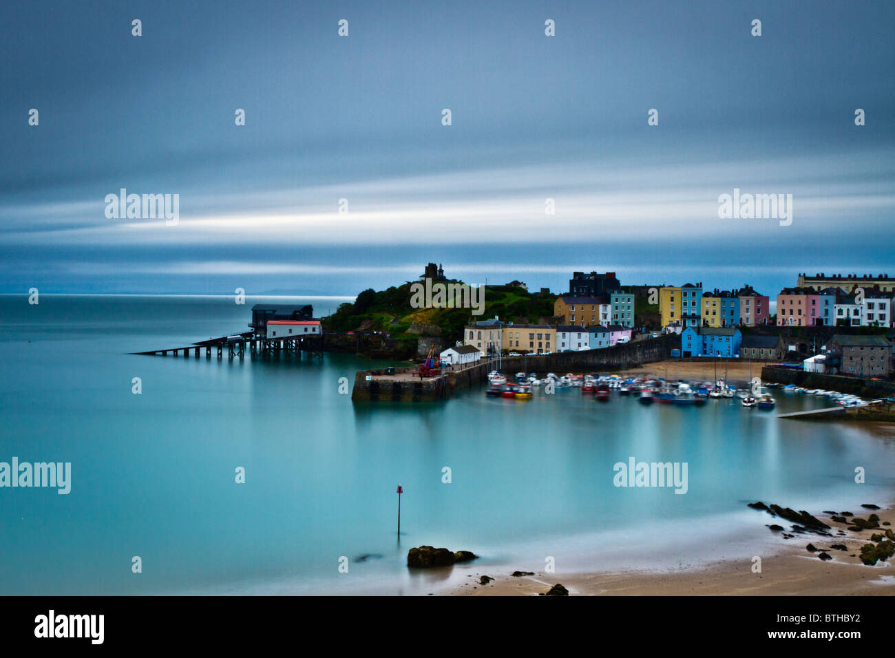 Une longue exposition à l'aube du port de Tenby Banque D'Images