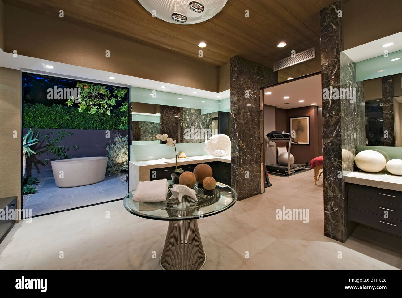 Salle de bains avec baignoire sur pied de l'oeuvre en Californie accueil Banque D'Images