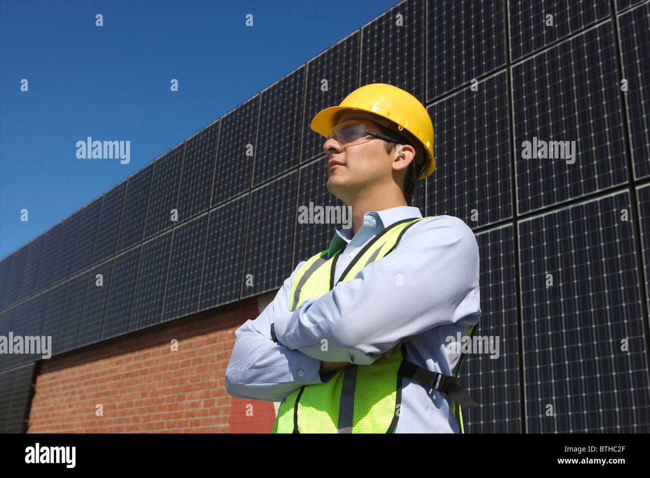 Ouvrier d'entretien avec batterie solaire à Los Angeles, Californie Banque D'Images