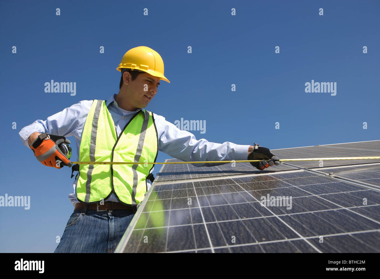 Mesures préposé à l'entretien des cellules solaires à Los Angeles, Californie Banque D'Images