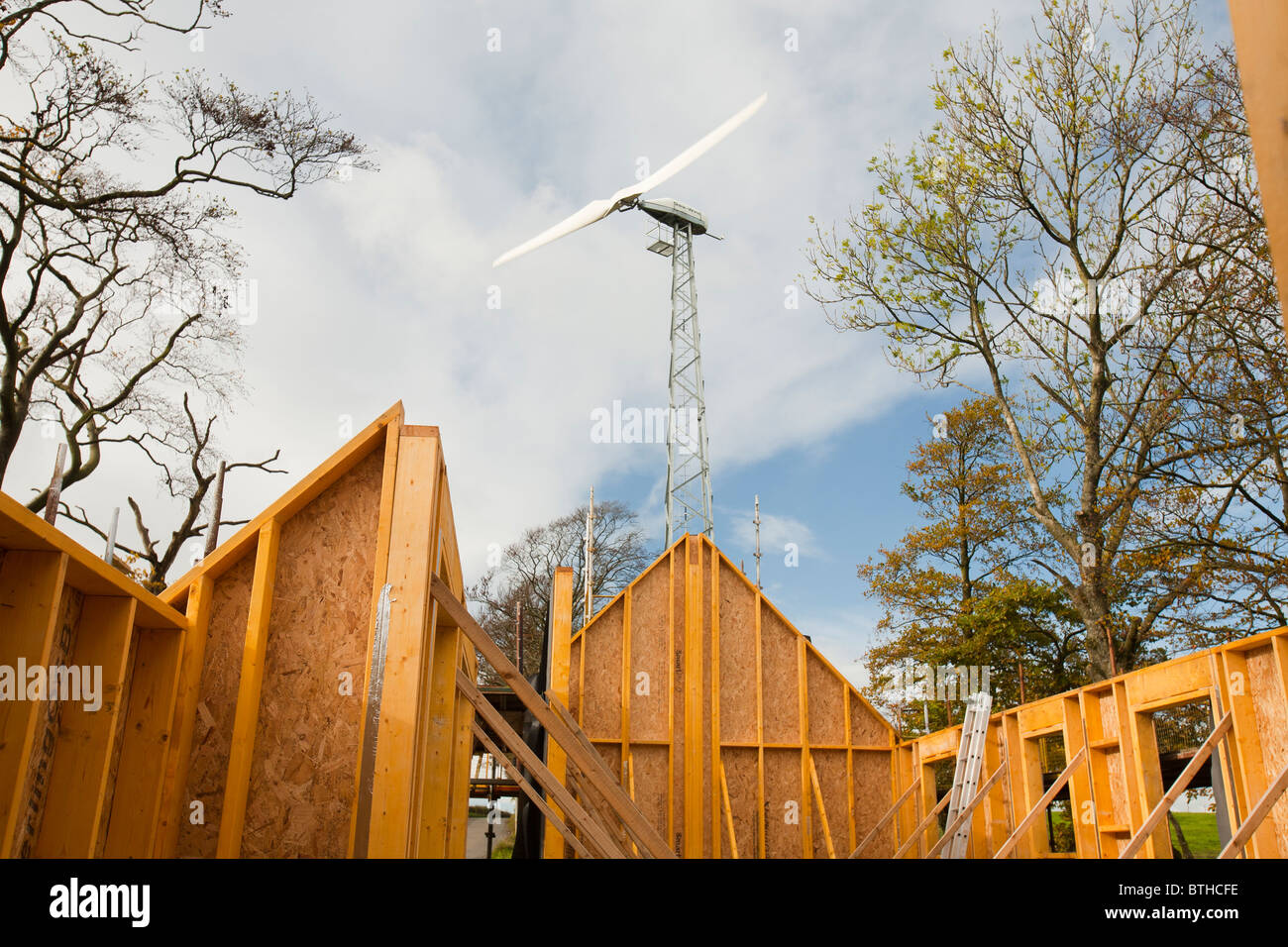 Un architecte conçu eco house avec une éolienne qui fournira à toutes les besoins d'électricité, près de Lesmahagow, Ecosse, Royaume-Uni Banque D'Images