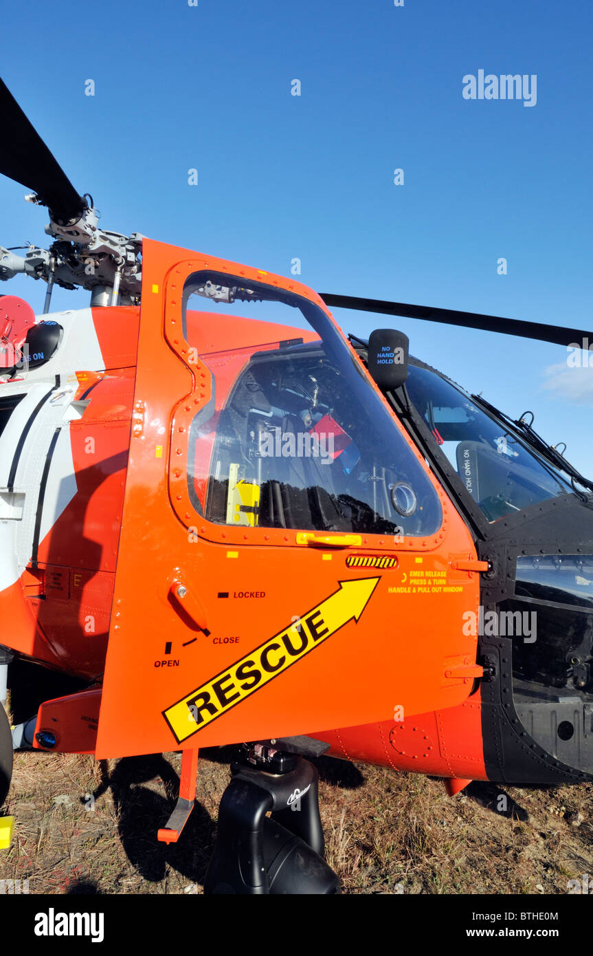 L'un de la station aérienne de Cape Cod United States Coast Guard hélicoptères Jayhawk Recherche et sauvetage. Banque D'Images