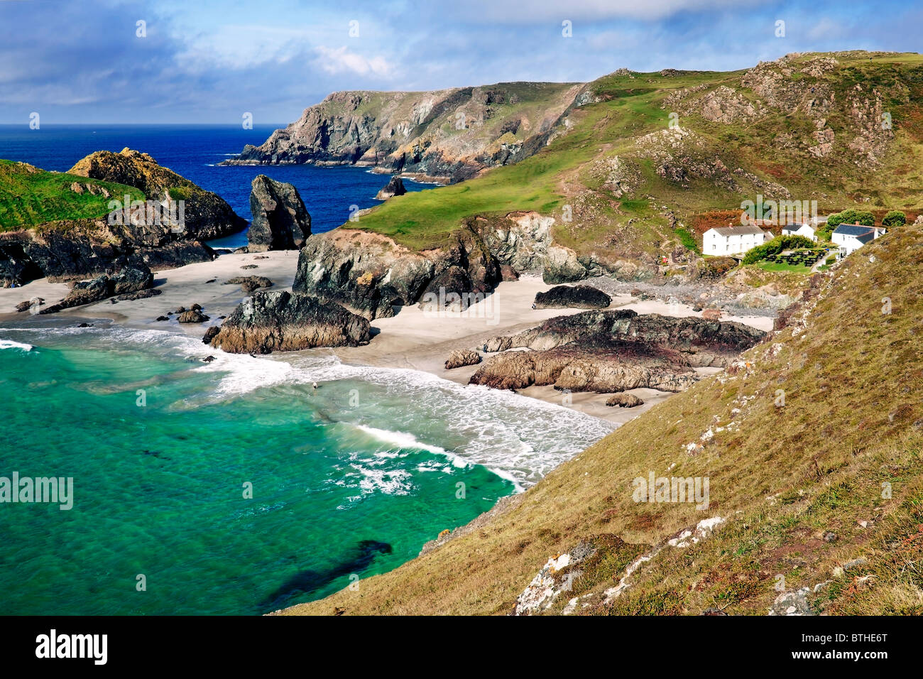 Les eaux turquoises de Kynance Cove au-dessous de la South West Coast Path entre Kynance et le lézard, Cornwall Banque D'Images