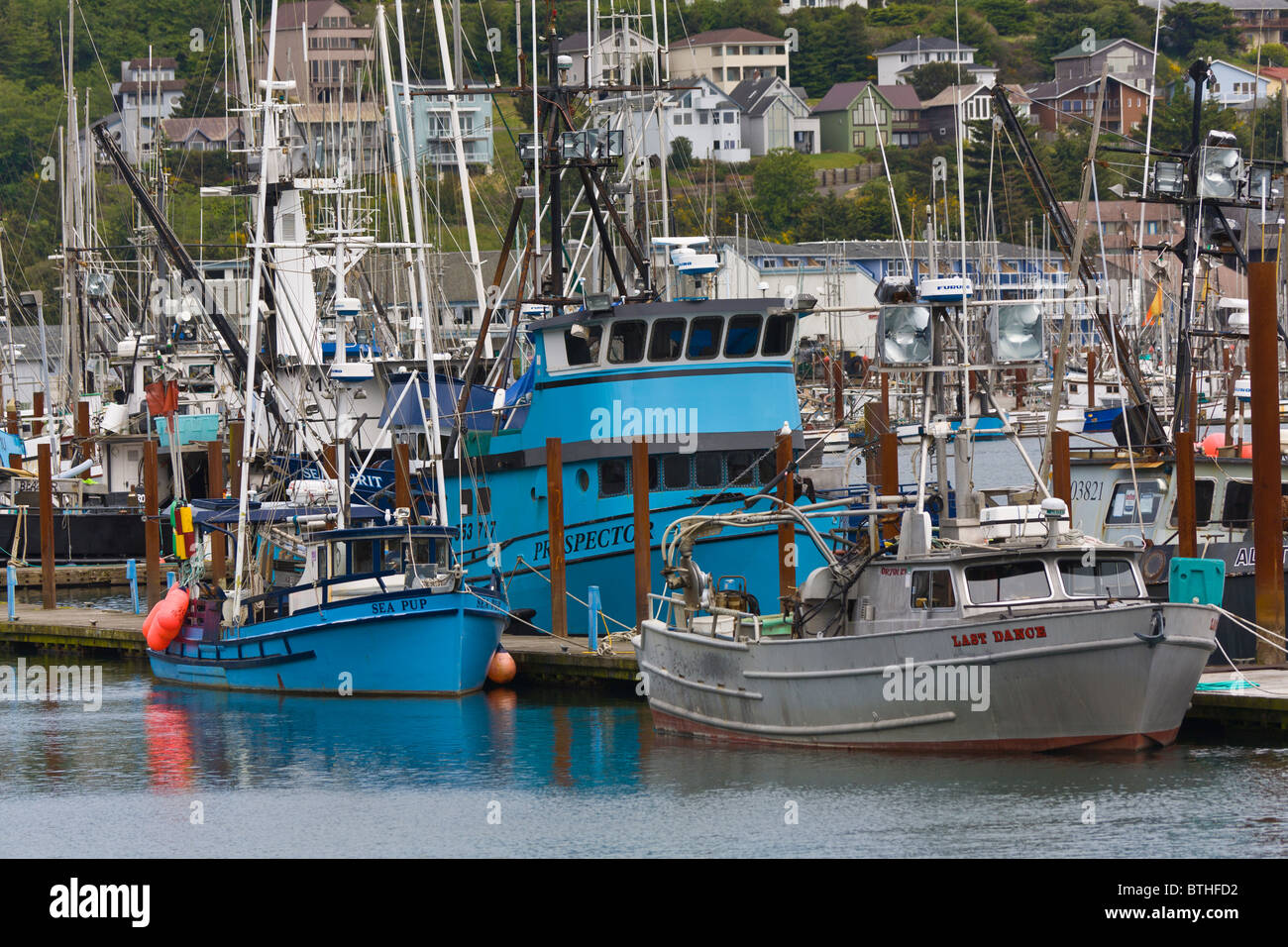 Bateaux de pêche commerciale colorés en marina sur la rivière Siuslaw Florence dans l'Oregon Banque D'Images