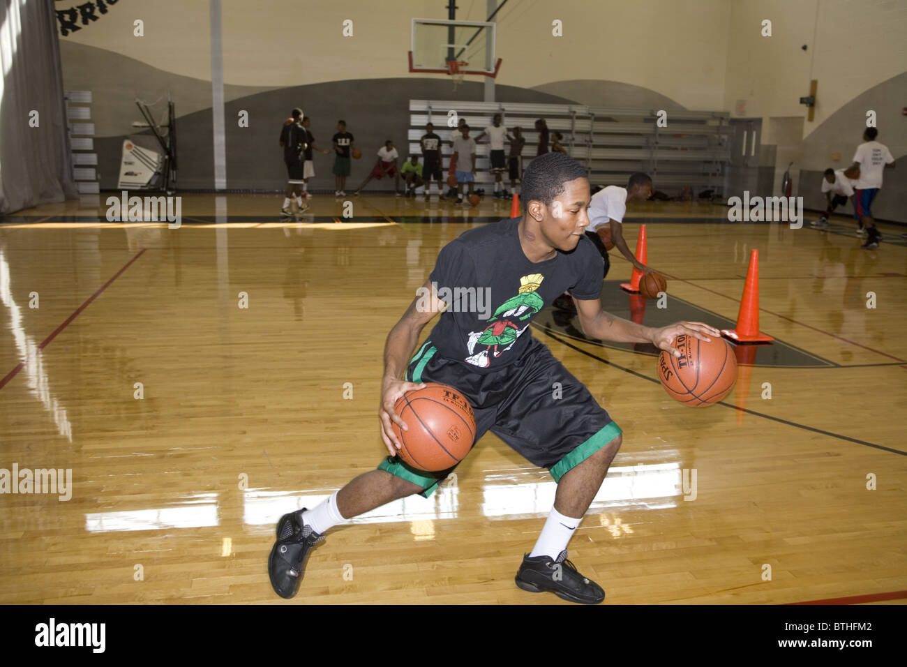 La pratique de basket-ball à l'École de la communauté de Detroit un charter school à inner city Detroit, MI. Banque D'Images