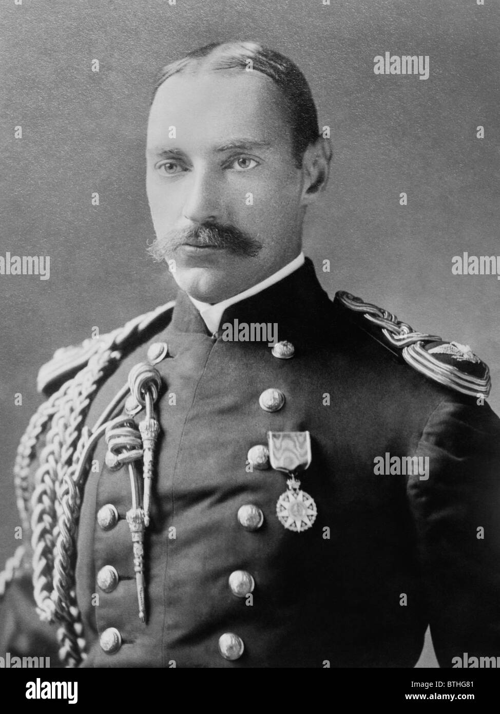 Photo Portrait c1898 de l'American businessman millionnaire  + Titanic victime John Jacob Astor IV (1864 -1912) de l'uniforme militaire. Banque D'Images