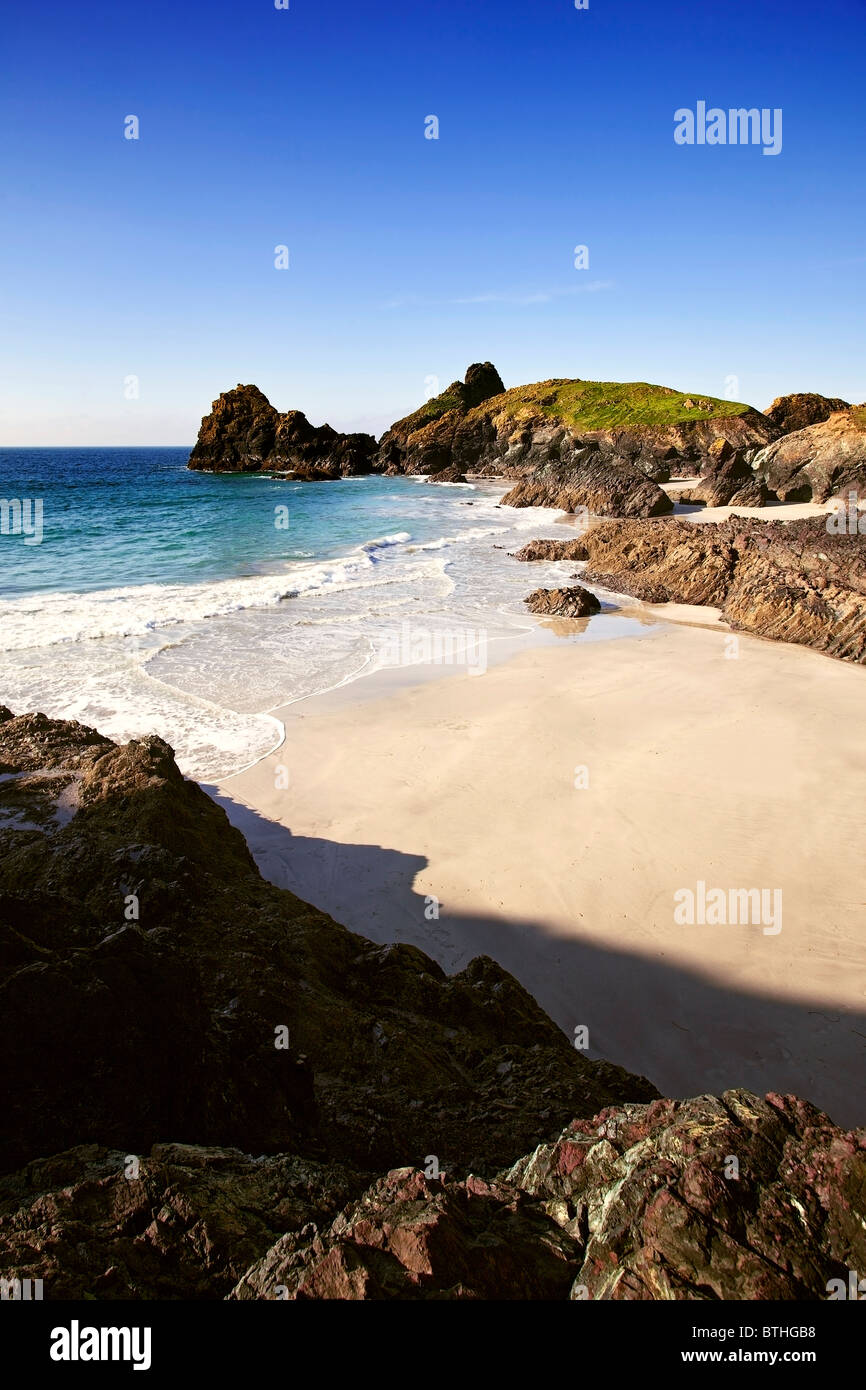 Ciel bleu azur et mer turquoise à Kynance Cove beach, le lézard, Cornwall Banque D'Images