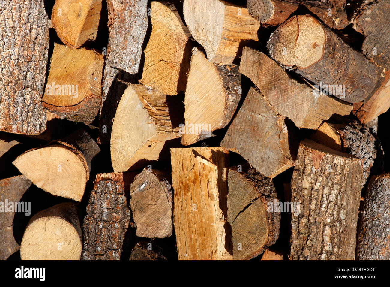 Pile de bois stocké pour l'hiver dans le Marches,Italie. Banque D'Images