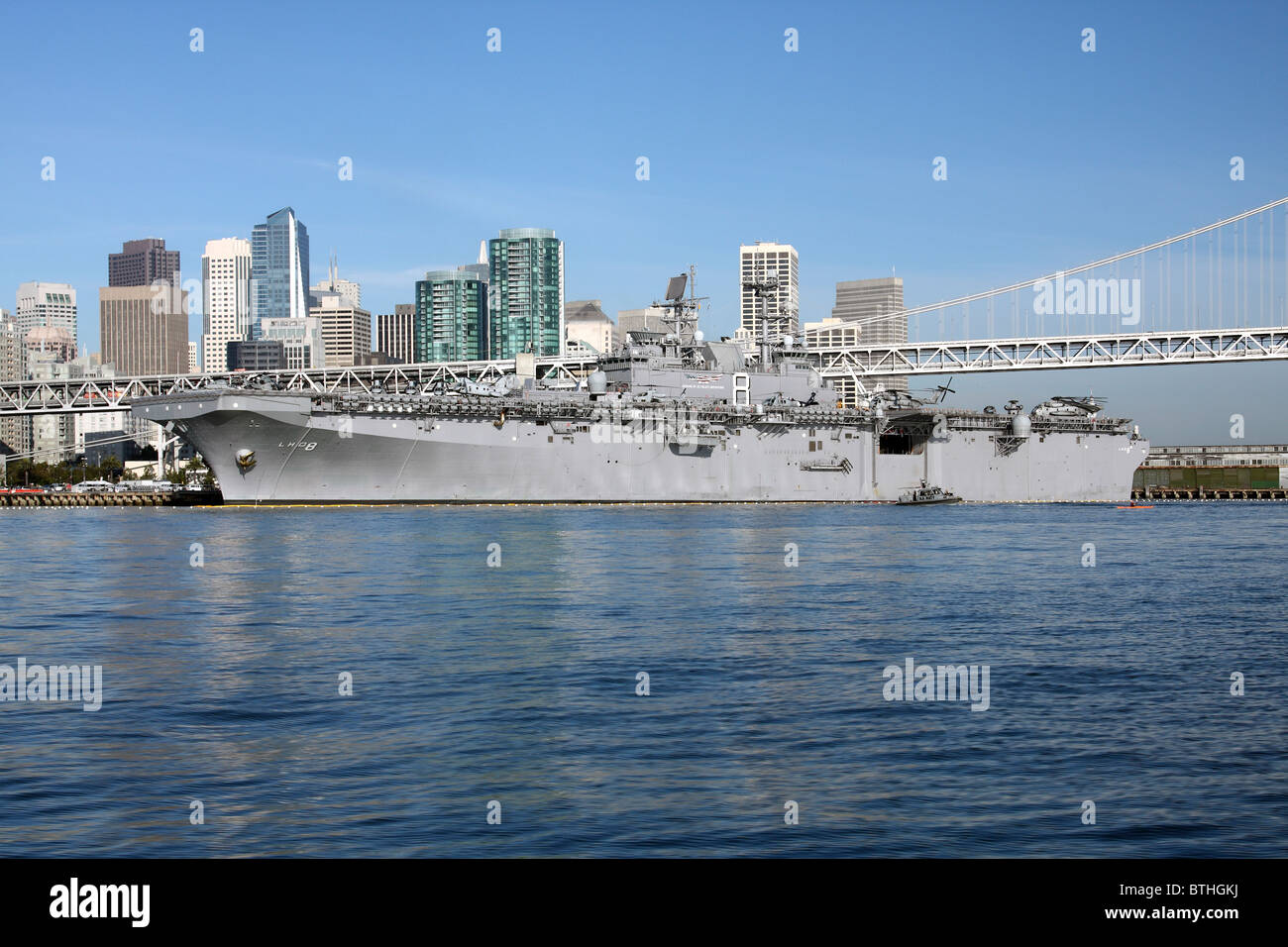 Classe Wasp assualt amphibie USS Makin Island (LHD-8) amarré le long du front de mer de San Francisco. Banque D'Images