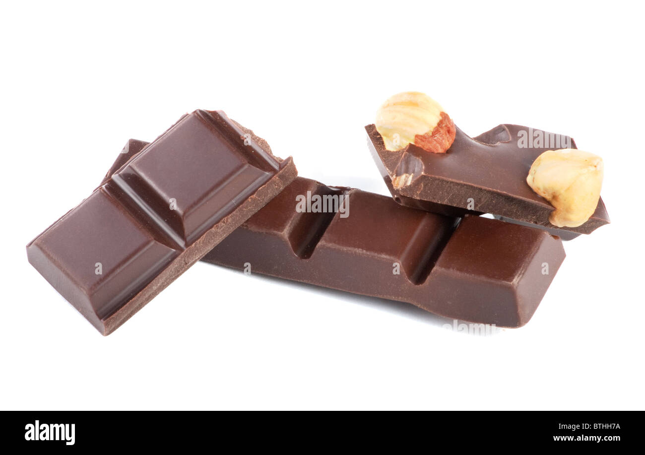 Morceaux de chocolat avec noix isolé sur fond blanc Banque D'Images
