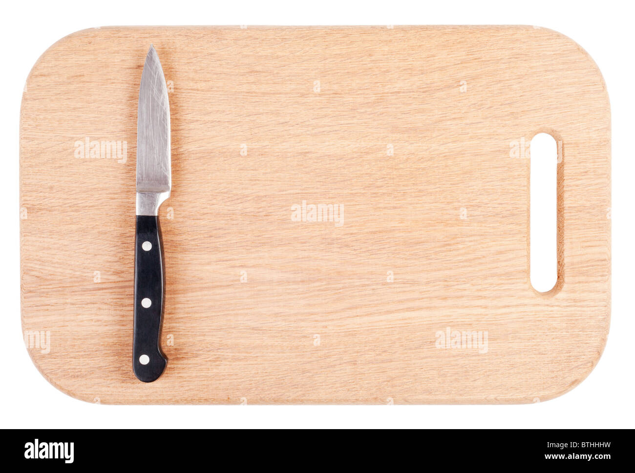 Couteau sur une planche à découper en bois isolé sur blanc Banque D'Images