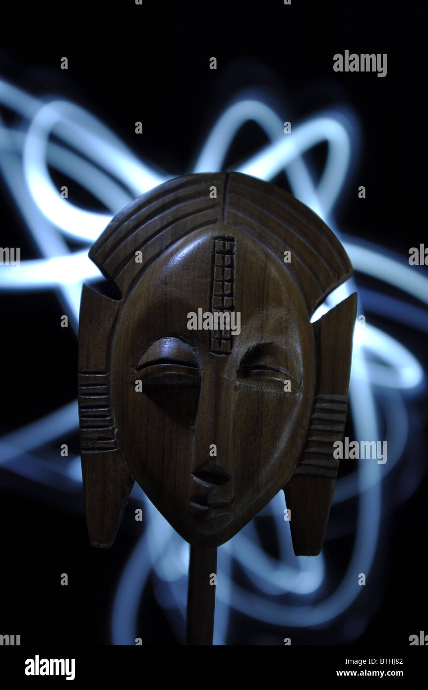 Masque africain et rayon de lumière Banque D'Images
