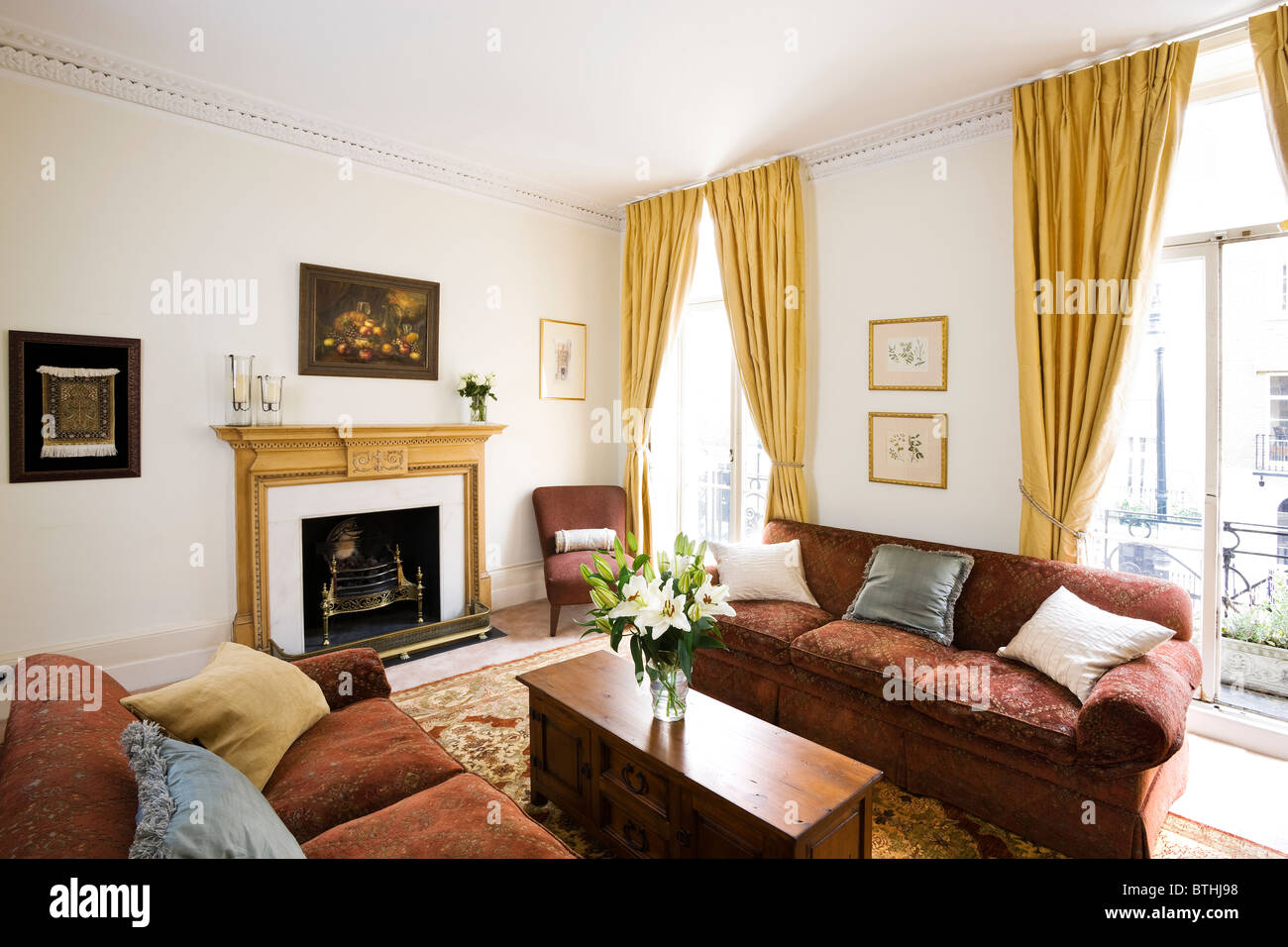 Laissant de l'espace avec une cheminée et des rideaux jaunes Banque D'Images