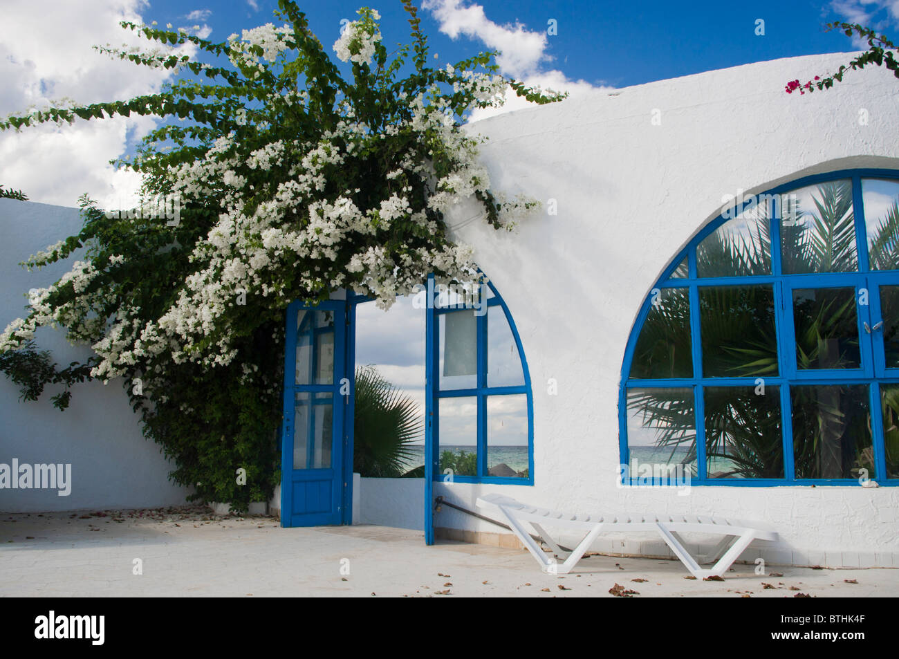 Hôtel typique cour avec entrée de plage, Port el Kantaoui, Tunisie Banque D'Images