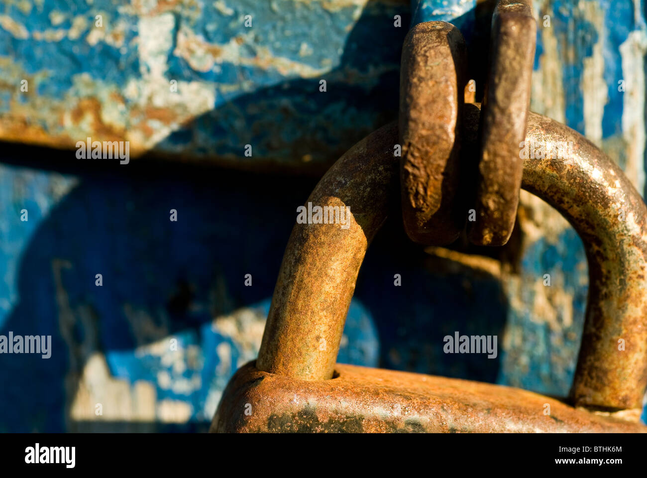 Bleu à l'ancienne avec porte cadenas rouillés, Ukraine Banque D'Images