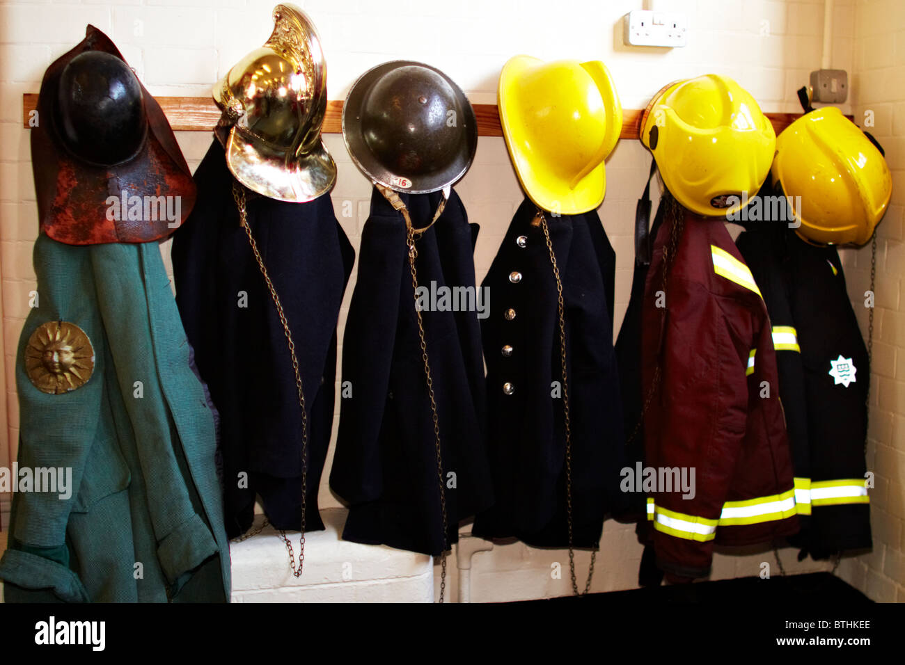 De vieux uniformes à la London Fire Brigade Museum Banque D'Images