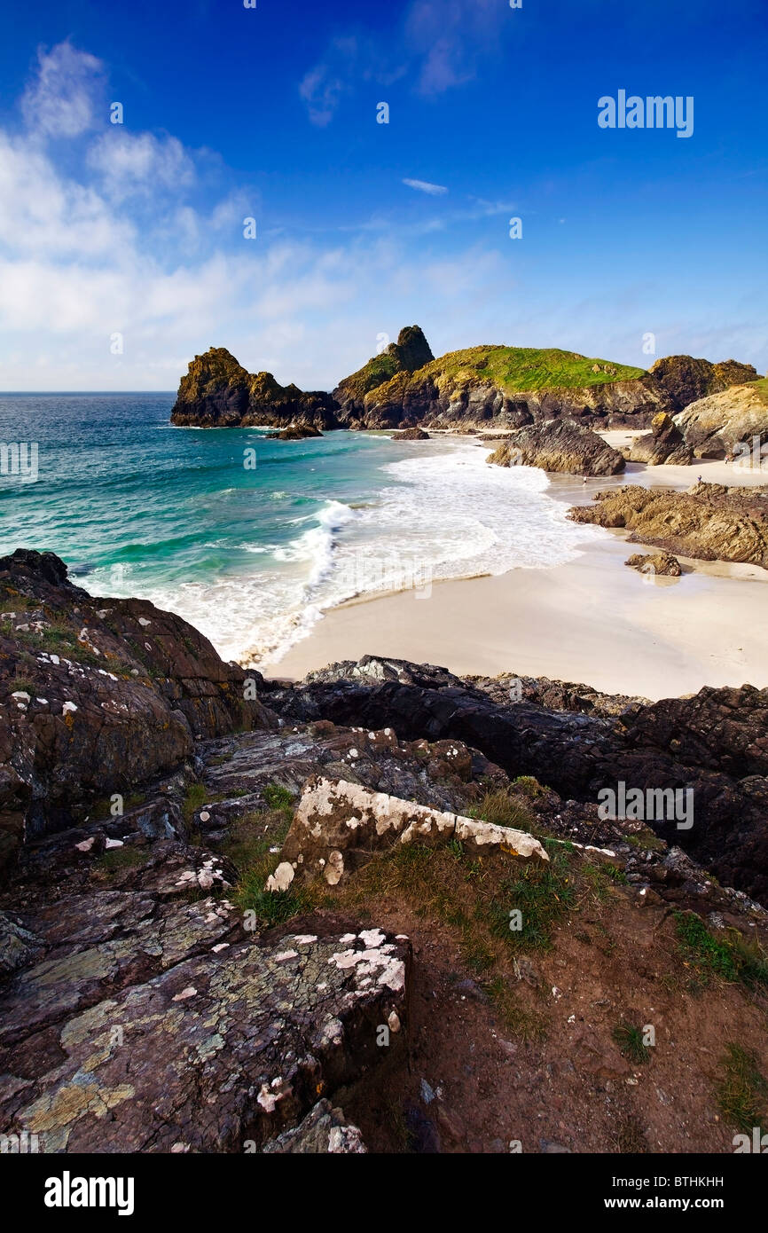 Un matin à la fin de l'été lumineux Kynance Cove, la péninsule du Lézard, Cornwall. Banque D'Images