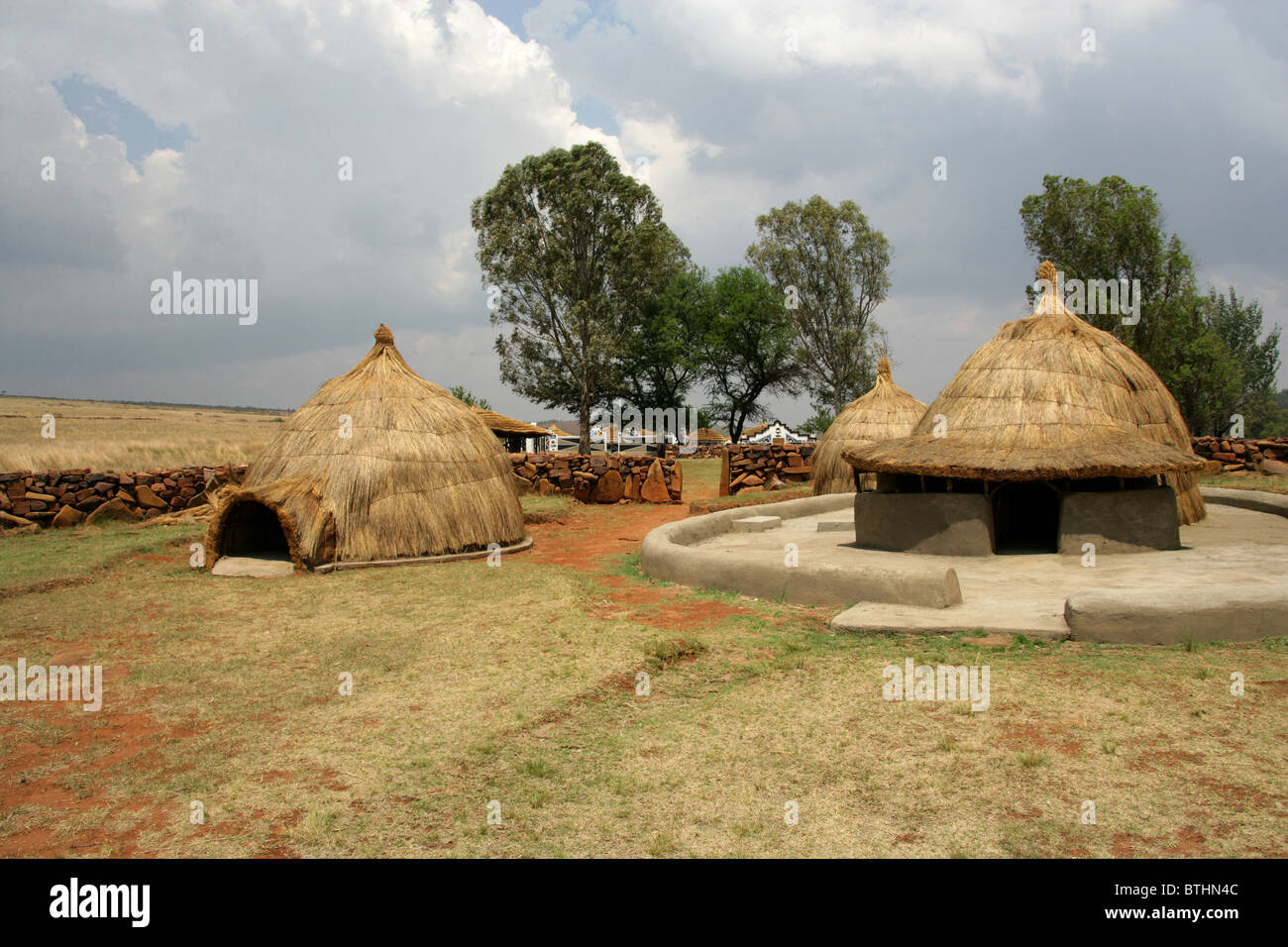 Huttes de chaume traditionnels Ndebele, Village culturel, Botshabelo, Afrique du Sud Banque D'Images