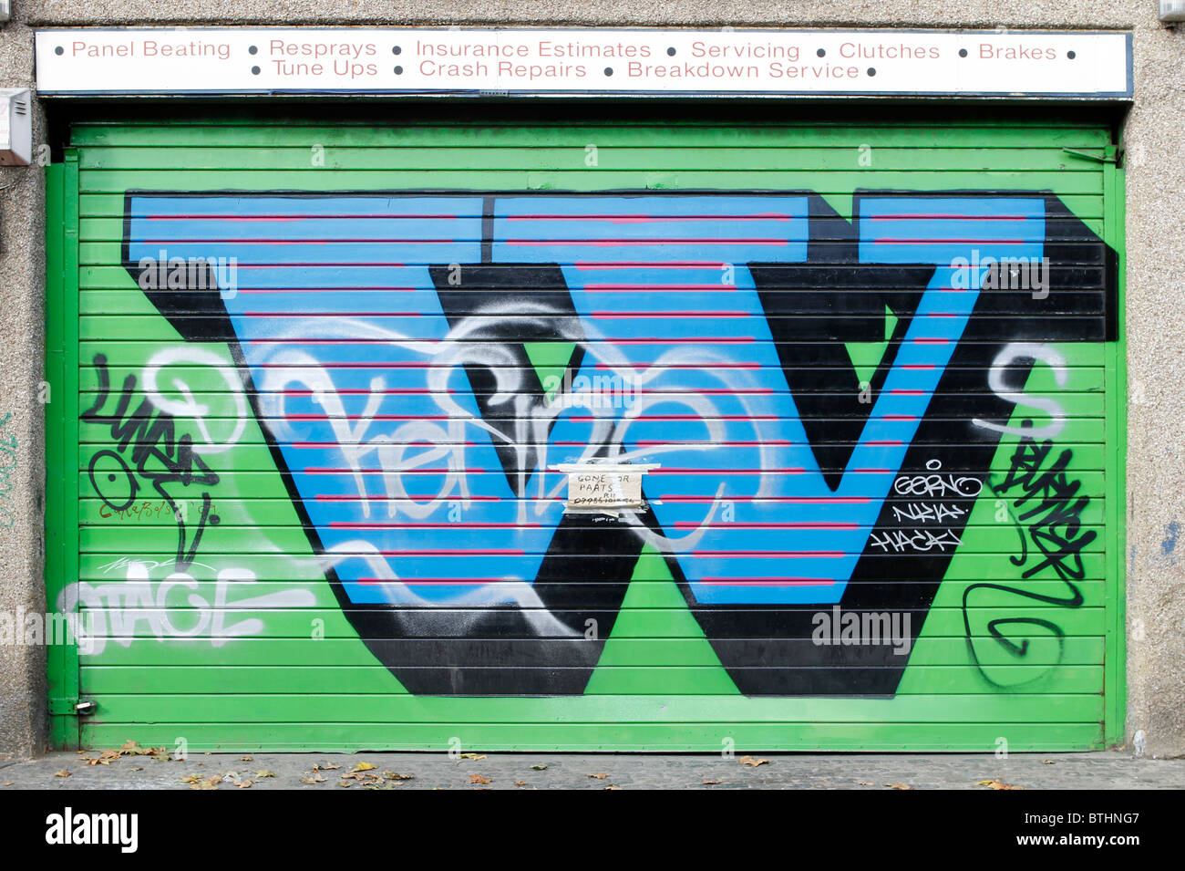 Eine lettres graffitis sur des volets, lettre W, London Shoreditch, Street art stencil, tendance urbaine contemporaine Banque D'Images