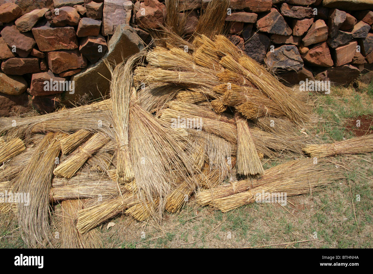 L'herbe utilisée pour couvrir de chaume huttes traditionnelles, culturelles, Ndebele Village Botshabelo, Afrique du Sud Banque D'Images