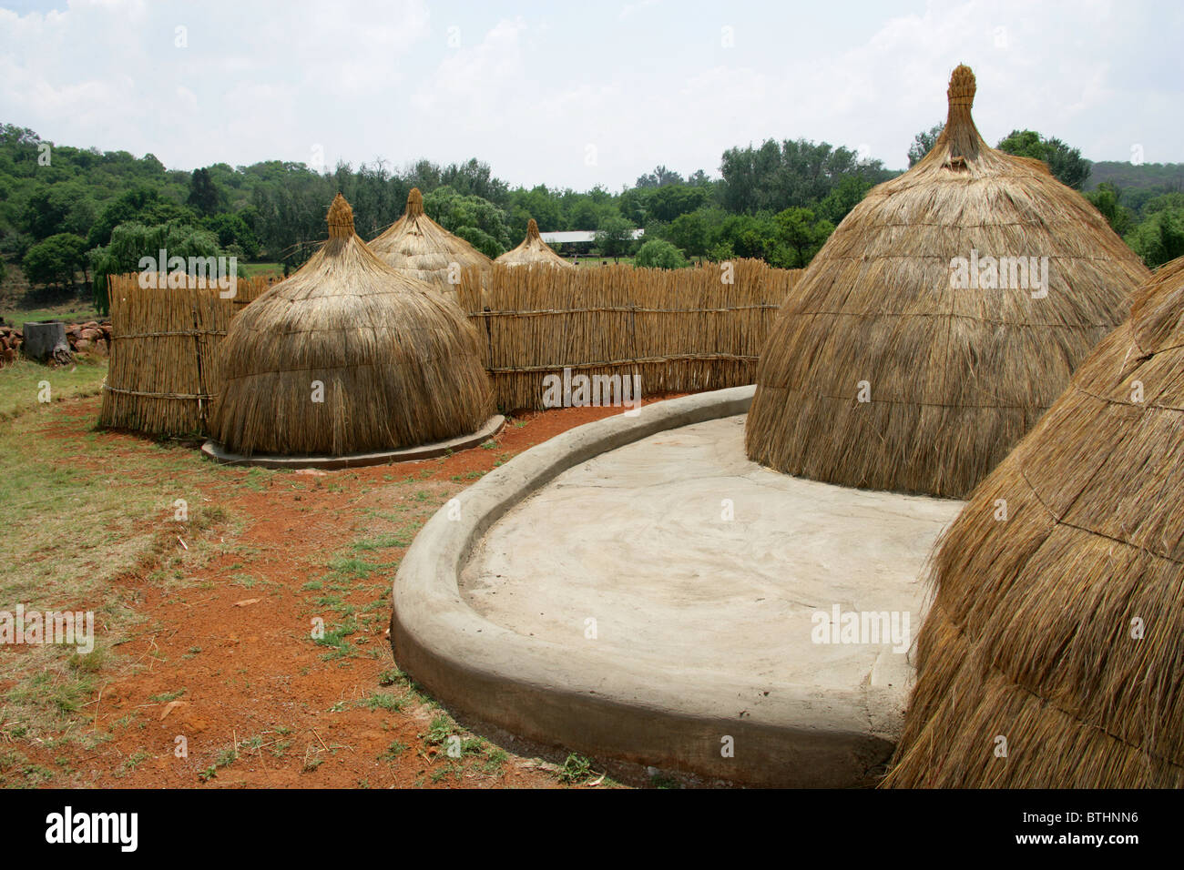 Huttes de chaume traditionnels Ndebele, Village culturel, Botshabelo, Afrique du Sud Banque D'Images