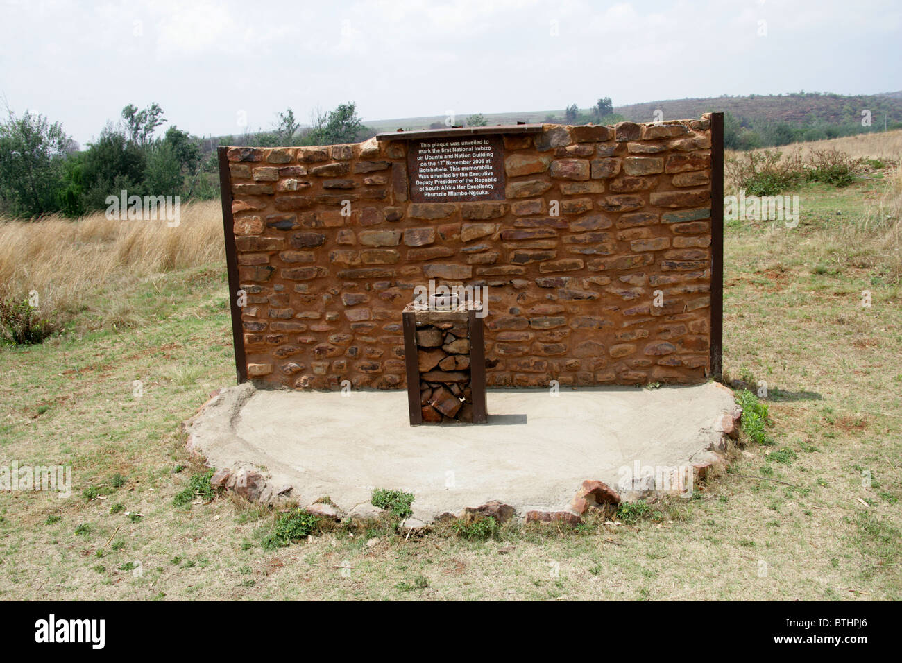 Plaque commémorative marquant le premier programme national Imbizo sur Ubuntu et la construction d'une nation à Botshabelo, Ndebele, Village Culturel Botshabelo. Banque D'Images
