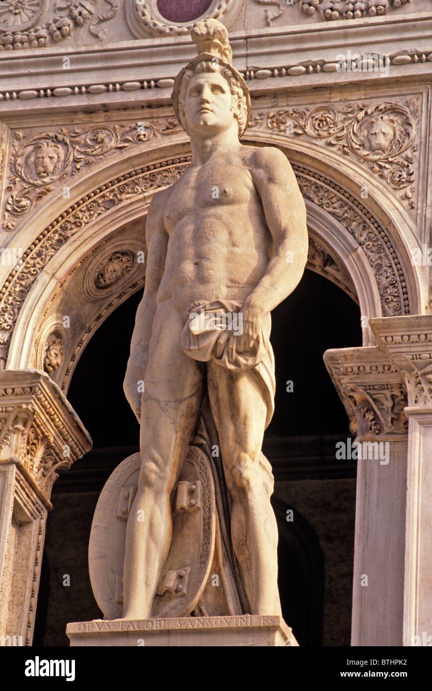 Une sculpture classique de Mars sur "l'Escalier des Géants" à Venise Banque D'Images