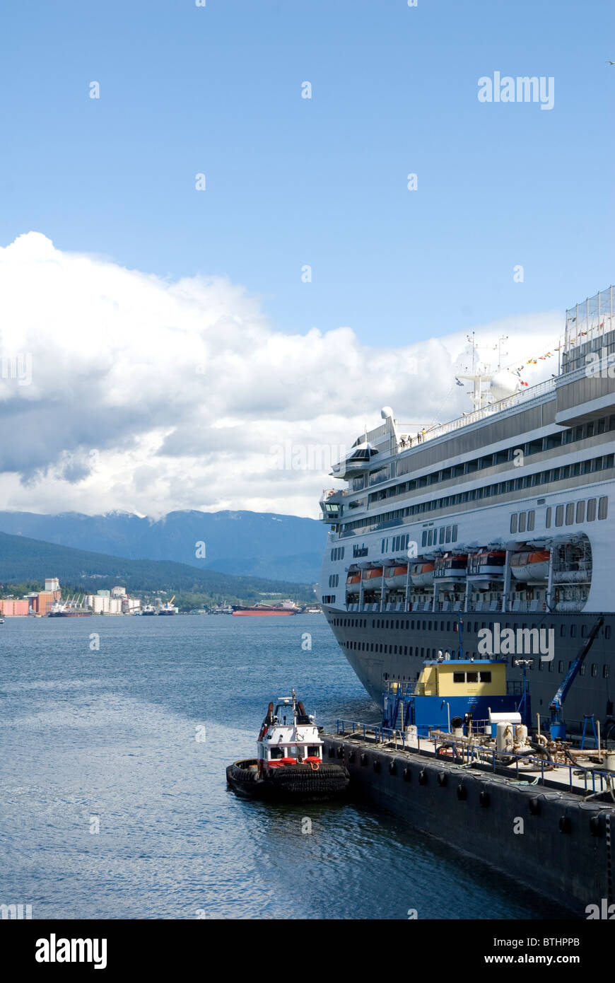 Les remorqueurs travaillant à côté d'un bateau de croisière qui est connecté à Vancouver, Canada Banque D'Images