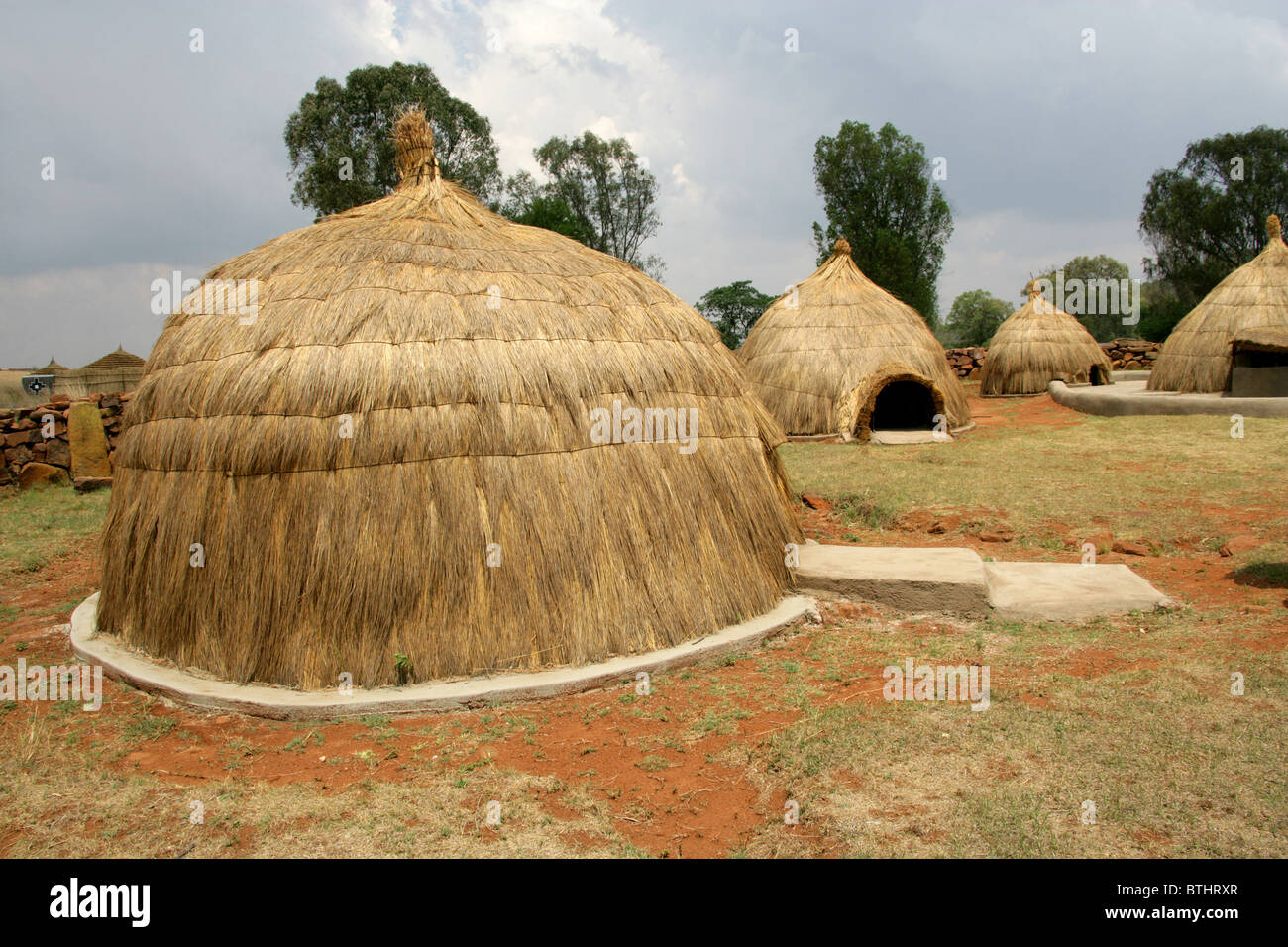 Huttes de chaume traditionnels Ndebele, Village culturel, Botshabelo, Afrique du Sud Banque D'Images