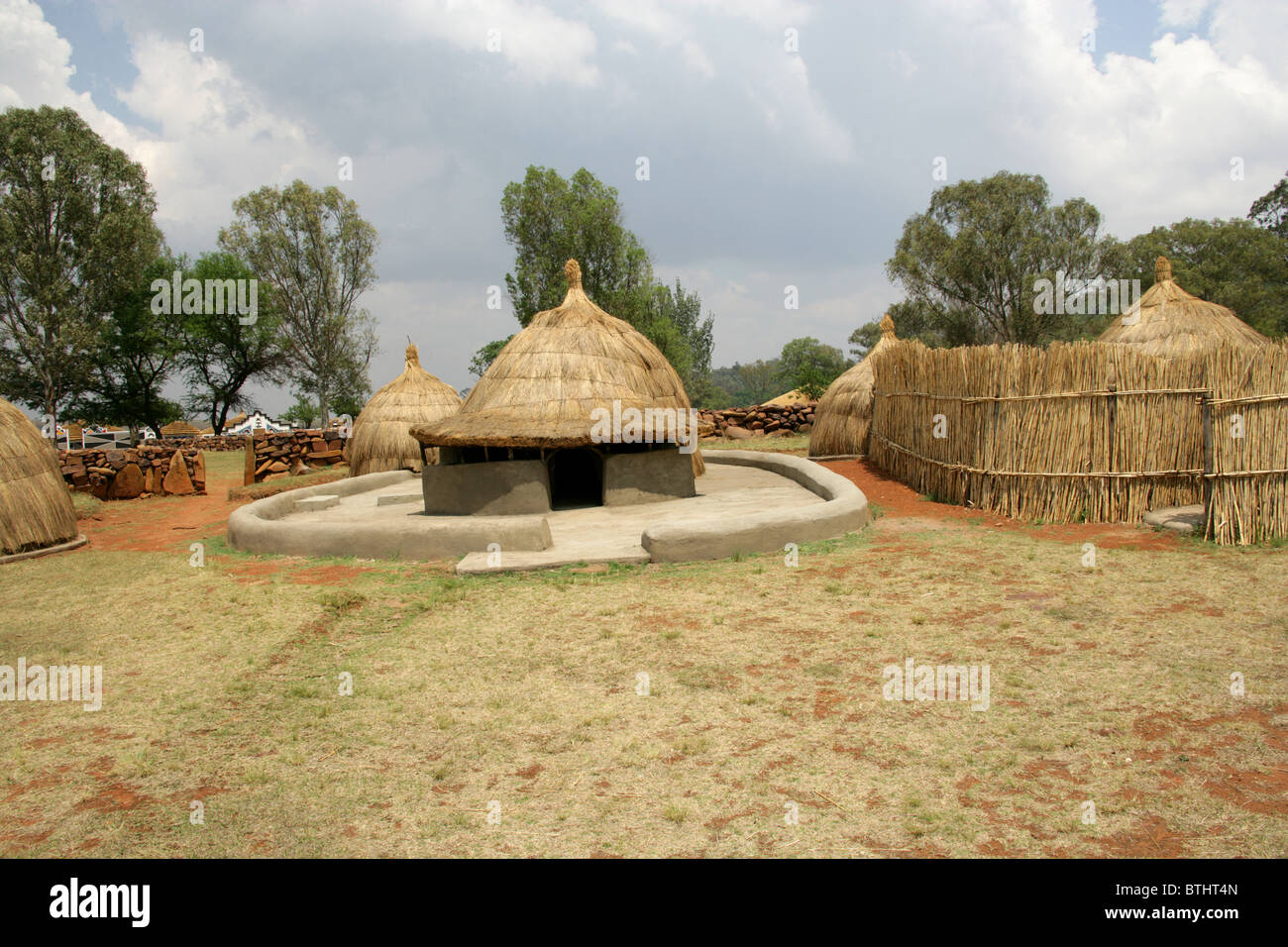 Huttes de chaume traditionnels Ndebele, Village culturel, Botshabelo, Afrique du Sud Banque D'Images